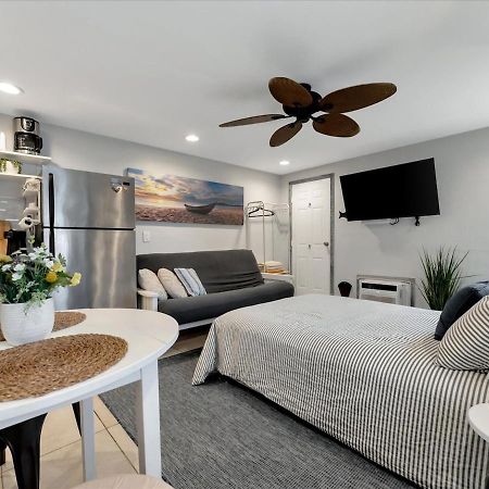 Quiet Corner Suite Heated Pool & 2 Mins 2 Beach Clearwater Beach Bagian luar foto