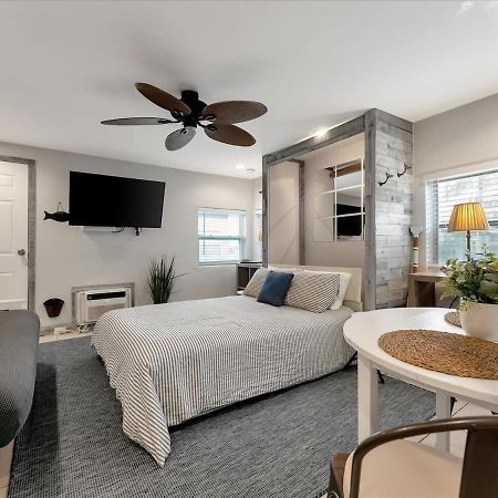 Quiet Corner Suite Heated Pool & 2 Mins 2 Beach Clearwater Beach Bagian luar foto