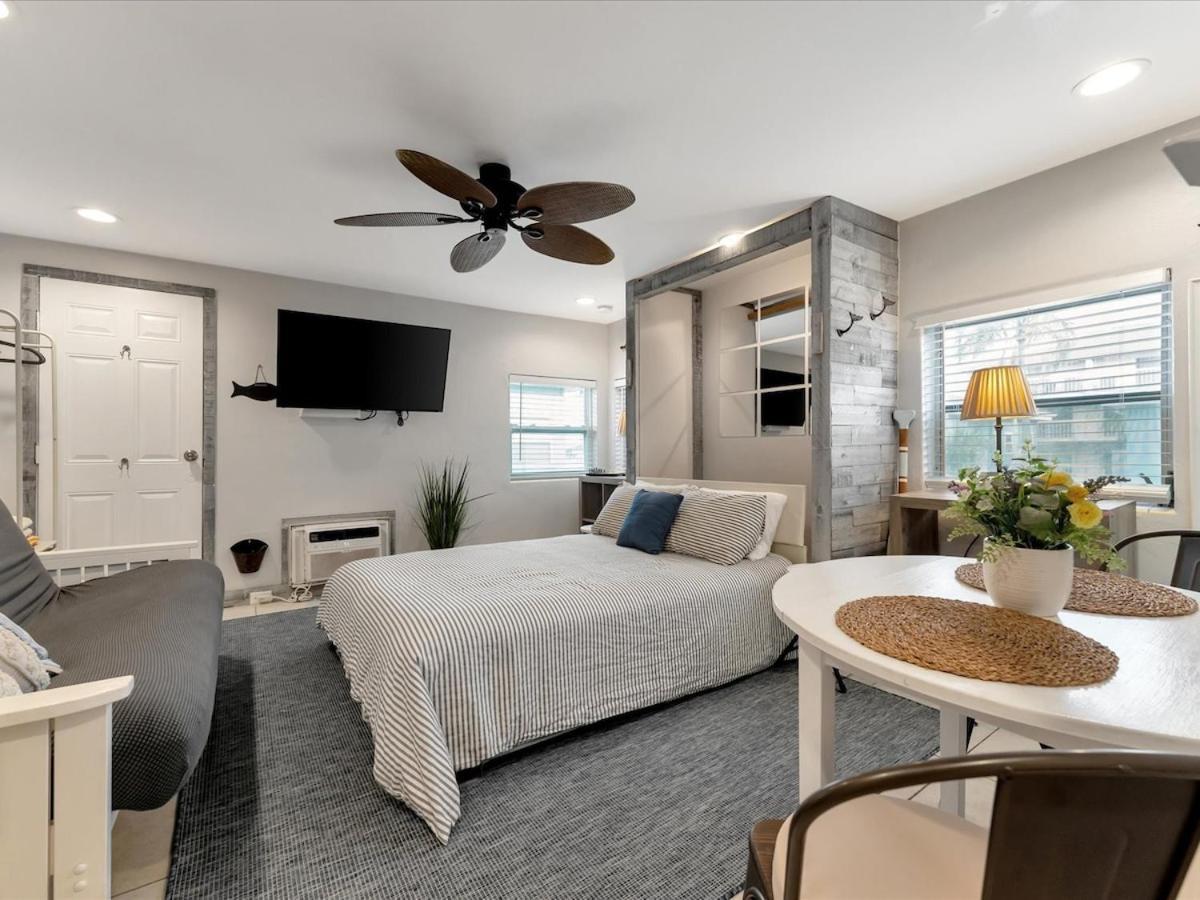 Quiet Corner Suite Heated Pool & 2 Mins 2 Beach Clearwater Beach Bagian luar foto