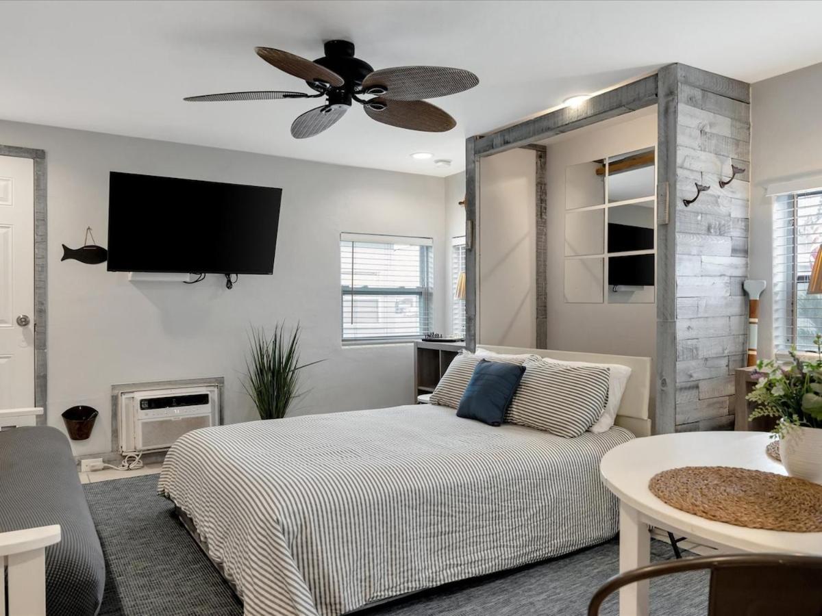 Quiet Corner Suite Heated Pool & 2 Mins 2 Beach Clearwater Beach Bagian luar foto