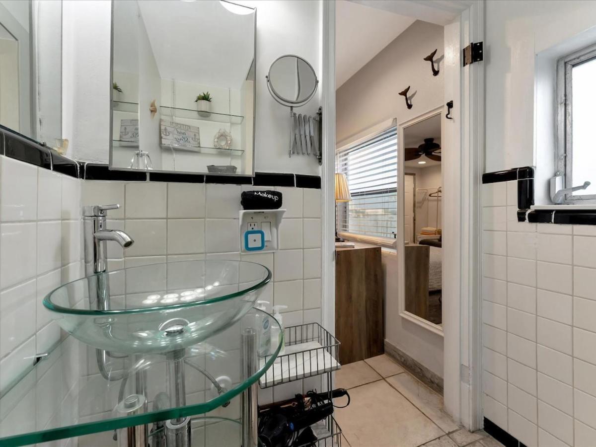Quiet Corner Suite Heated Pool & 2 Mins 2 Beach Clearwater Beach Bagian luar foto