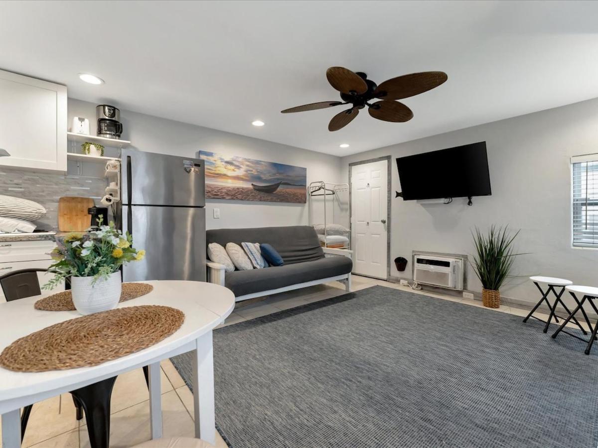 Quiet Corner Suite Heated Pool & 2 Mins 2 Beach Clearwater Beach Bagian luar foto
